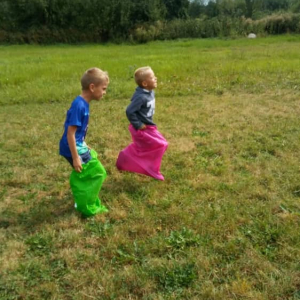 Para dzieci bawiących się na polu. 