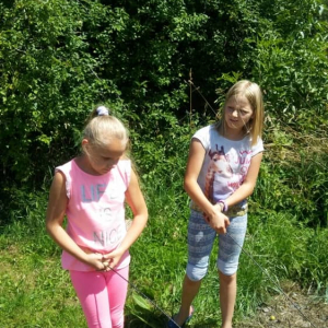 Dwie dziewczyny stojące na trawniku. 