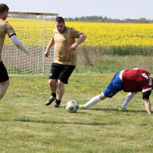 Grupa mężczyzn grających w piłkę nożną. 