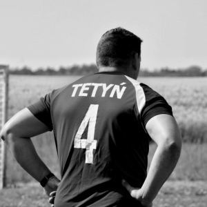 Mężczyzna stojący na boisku. 