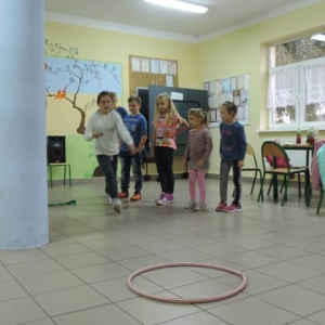 Zabawa w hula hoop 