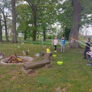 Dzieci bawiące się frisbee. 
